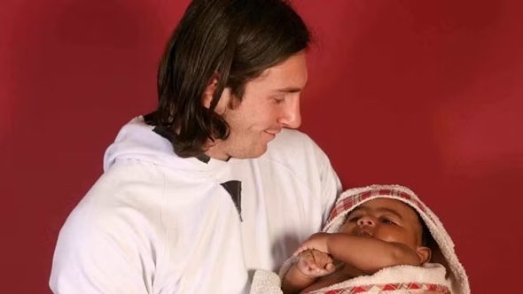 Lionel Messi tắm cho Lamine Yamal khi tài năng Tây Ban Nha mới khoảng 5 tháng tuổi trong buổi chụp lịch từ thiện năm 2007. Ảnh: AP Lionel Messi tắm cho Lamine Yamal khi tài năng Tây Ban Nha mới khoảng 5 tháng tuổi trong buổi chụp lịch từ thiện năm 2007. Ảnh: AP