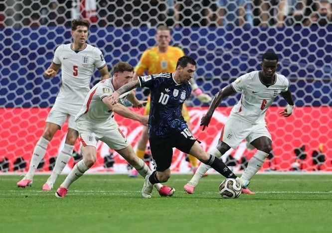 Messi (số 10) là nguồn cảm hứng trong lối chơi của Argentina. Ảnh: Nhandan.vn Messi (số 10) là nguồn cảm hứng trong lối chơi của Argentina. Ảnh: Nhandan.vn