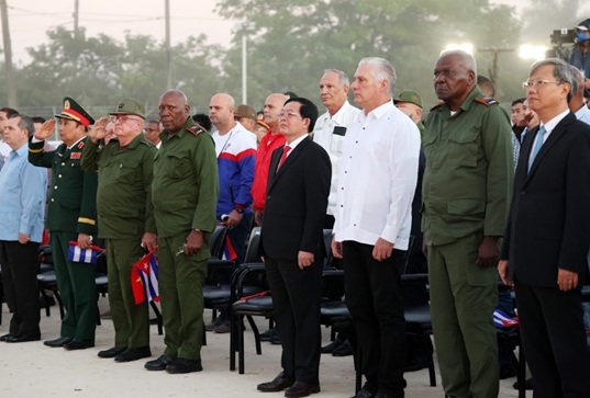 Phó Thủ tướng Hồ Quốc Dũng (thứ tư từ phải sang) và Chủ tịch Cuba Miguel Diaz-Canel (thứ ba từ phải sang) tại lễ kỷ niệm 65 năm thiết lập quan hệ ngoại giao Việt Nam - Cuba. (Ảnh: VGP) Phó Thủ tướng Hồ Quốc Dũng (thứ tư từ phải sang) và Chủ tịch Cuba Miguel Diaz-Canel (thứ ba từ phải sang) tại lễ kỷ niệm 65 năm thiết lập quan hệ ngoại giao Việt Nam - Cuba. (Ảnh: VGP)