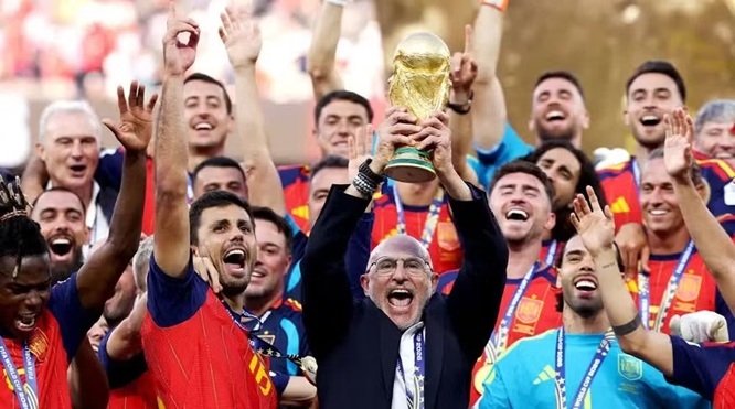 Huấn luyện viên đội tuyển Tây Ban Nha Luis de la Fuente nâng cao chiếc cúp FIFA World Cup. (Ảnh: FIFA)