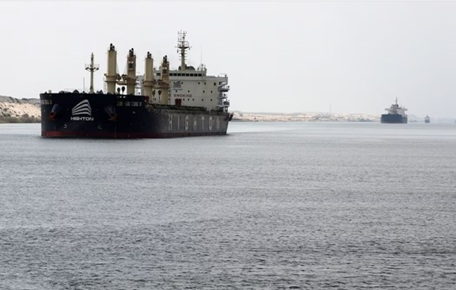 Tàu thuyền di chuyển qua kênh đào Suez. (Ảnh: Reuters)