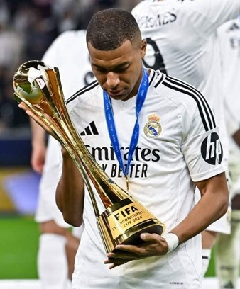 Những lần nhận cúp như thế này của Mbappe đã trở nên hiếm đi từ lúc anh chuyển sang Real Madrid