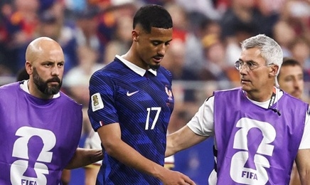 Saliba dính chấn thương lưng. Ảnh: Getty.