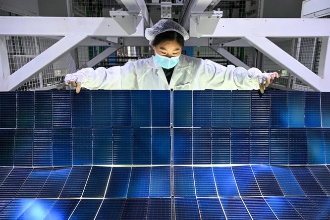 Sản xuất pin mặt trời tại Trung Quốc. (Ảnh: AFP)