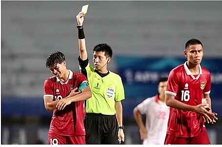 ‘Vua thẻ đỏ’ bắt trận Việt Nam-Singapore