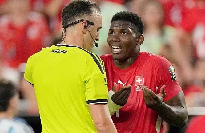 IFAB thừa nhận sai quy trình VAR trong thẻ vàng thứ hai của Breel Embolo trước Argentina