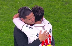 Khoảnh khắc lịch sử bóng đá Uruguay: Cha con nhà Dos Santos bật khóc ngày đối đầu