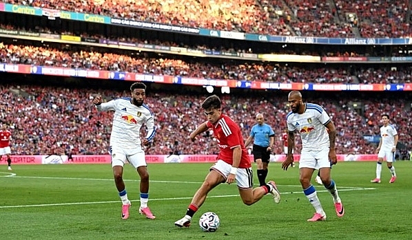 Màn trình diễn rực rỡ trước Leeds giúp Harry Amass mở ra lối đi mới cho Manchester United