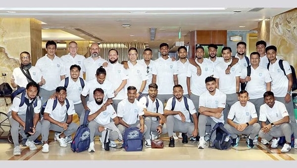 Các thành viên tuyển Bangladesh chụp ảnh lưu niệm trước khi khởi hành đến San Marino đá giao hữu hồi đầu tháng 6/2026. Ảnh BFF.