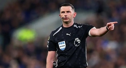 Michael Oliver là trọng tài số 1 Ngoại hạng Anh sau khi Anthony Taylor treo còi. (Ảnh: BBC)