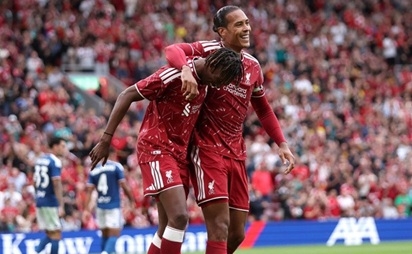Van Dijk là cái tên lý tưởng để kèm cặp Jacquet. (Ảnh: Getty Images)