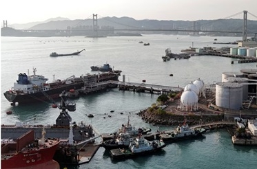 Một cảng dầu ở cảng Thanh Nghĩa, tại Hồng Kông, Trung Quốc. (Ảnh: Reuters)