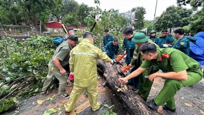 Bão lũ đi qua, tình người ở lại