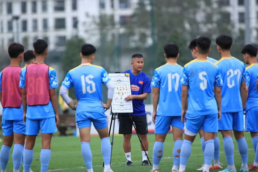 Do trùng thời điểm với việc ĐTQG tham dự FIFA ASEAN Cup 2026 nên HLV trưởng Kim Sang Sik tiếp tục trao quyền dẫn dắt U23 Việt Nam tại ASIAD 2026 cho Trợ lý Đinh Hồng Vinh. Do trùng thời điểm với việc ĐTQG tham dự FIFA ASEAN Cup 2026 nên HLV trưởng Kim Sang Sik tiếp tục trao quyền dẫn dắt U23 Việt Nam tại ASIAD 2026 cho Trợ lý Đinh Hồng Vinh.