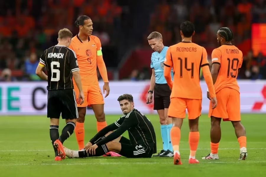 Kai Havertz đau đớn ngồi trên sân sau pha va chạm với Quinten Timber, em trai đồng đội Jurrien Timber tại Arsenal.