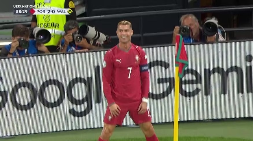 Tiền đạo Cristiano Ronaldo chạy ra cột cờ góc ăn mừng trước khi VAR từ chối bàn thắng vì lỗi việt vị. Ảnh chụp màn hình: The Sun.
