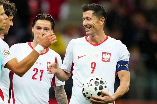 Lewandowski vượt mặt Ronaldo ở Nations League