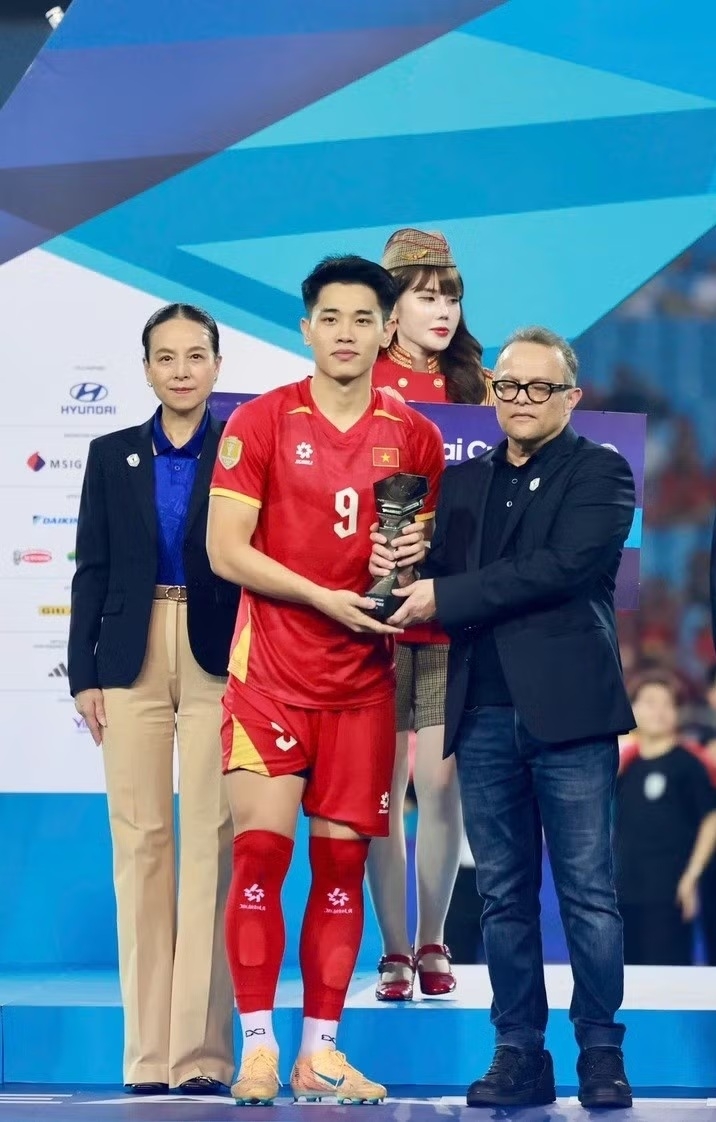 Đình Bắc với danh hiệu 'Cầu thủ xuất sắc nhất' ASEAN Cup 2026. Ảnh: INT.