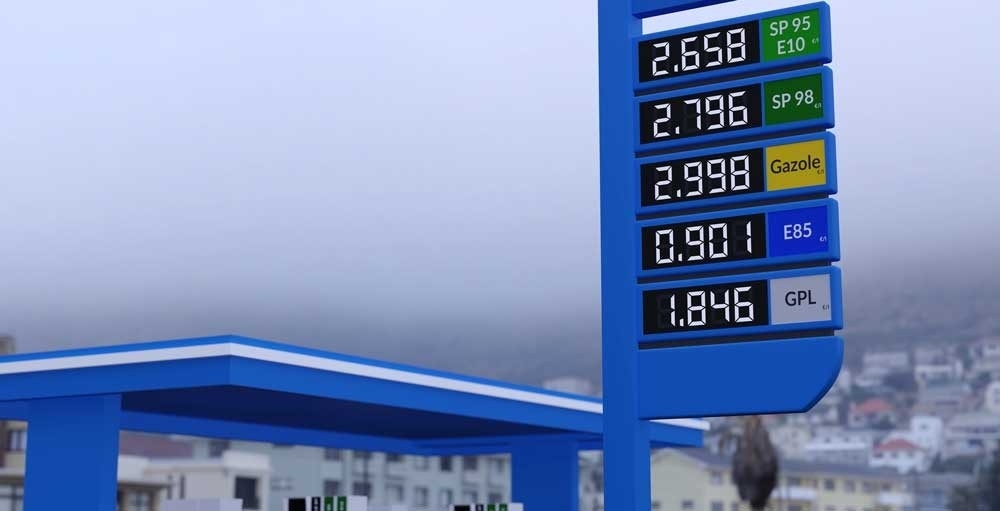 Châu Âu có thể chịu ảnh hưởng mạnh hơn vì phụ thuộc ngày càng lớn vào dầu diesel Mỹ. (Ảnh: AFP)