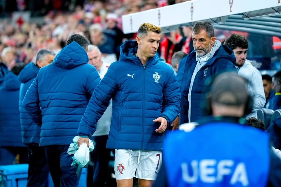Ronaldo tại khu vực kỹ thuật và không được tung vào sân trận tuyển Bồ Đào Nha gặp Na Uy ngày 27/9. Ảnh: IMAGO.