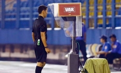 VAR 5 lần vào cuộc, trọng tài liên tục 'bẻ còi' trận Công an TPHCM-Thể Công Viettel