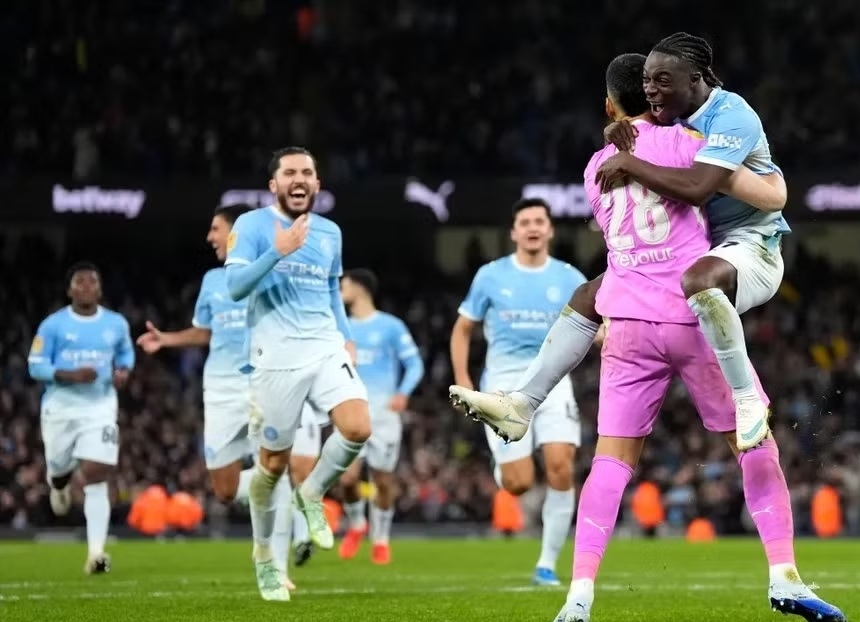 Thủ môn dự bị Geronimo Rulli trở thành người hùng khi cản phá 2 quả luân lưu, giúp Man City đánh bại Brighton ở vòng 4 Cup Liên đoàn Anh, ngày 29/10 (giờ Hà Nội). Ảnh: PA.
