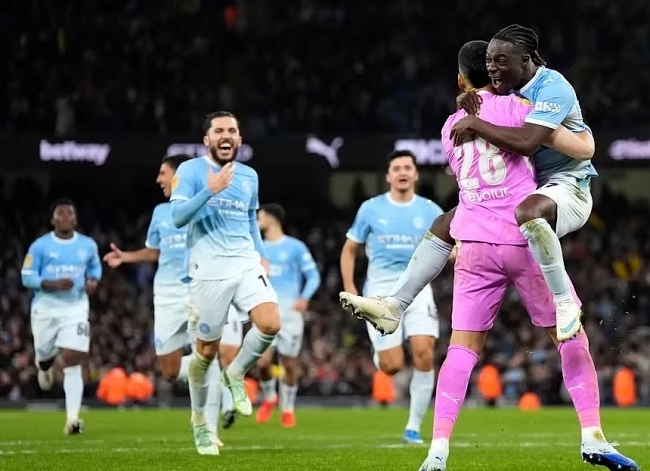 Man City thoát hiểm, trả món nợ cho Brighton sau 18 năm