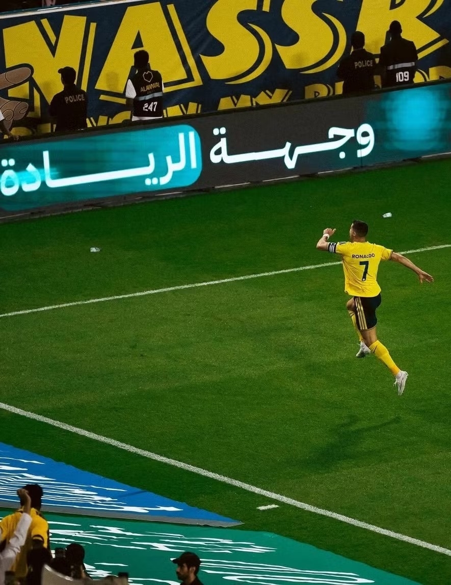 Tiền đạo Cristiano Ronaldo ăn mừng trong trận Al Nassr thắng Al Kholood 5-3 trên sân Al-Awwal Park ngày 30/10. Ảnh: Al Nassr. Tiền đạo Cristiano Ronaldo ăn mừng trong trận Al Nassr thắng Al Kholood 5-3 trên sân Al-Awwal Park ngày 30/10. Ảnh: Al Nassr.