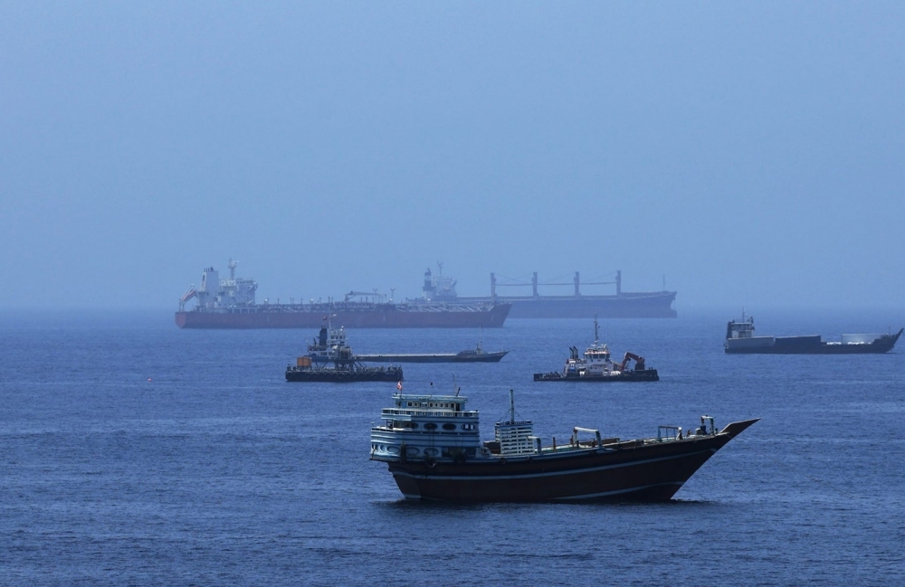 Trước xung đột, khoảng một phần năm dầu và khí tự nhiên hóa lỏng (LNG) toàn cầu đi qua đây. Iran nói Hormuz sẽ tiếp tục đóng với tàu không được phép cho đến khi Mỹ đáp ứng bảy điều kiện dựa trên bản ghi nhớ Islamabad tháng 6/2026. (Ảnh: RT)