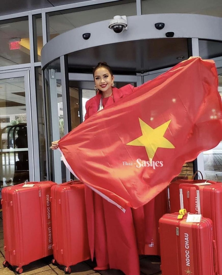 Ngọc Châu mặc áo yếm trong ngày đầu thi Miss Universe