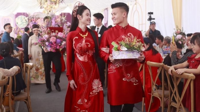 Cô dâu Chu Thanh Huyền xuất hiện với visual xinh đep, Quang Hải nhìn vợ đắm đuối
