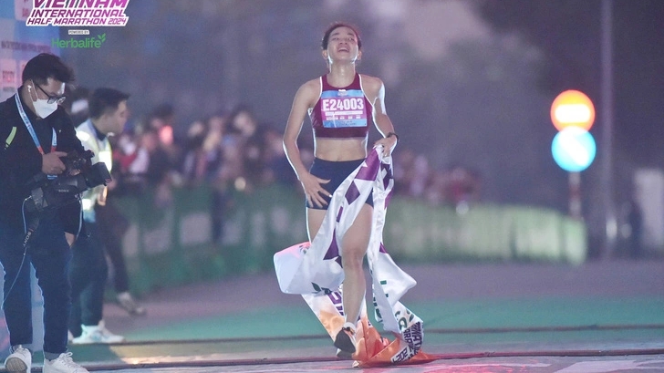 ‘Nữ hoàng’ điền kinh Nguyễn Thị Oanh nhận vinh dự lớn, lập kỷ lục chạy bộ mới của Việt Nam