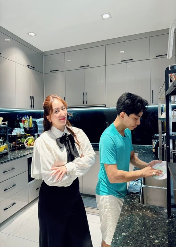 Cuộc sống của Khánh Thi trong biệt thự có vườn cây tiền tỷ