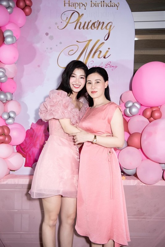 Nhan sắc trẻ đẹp của mẹ ruột Á hậu Phương Nhi Nhan sắc trẻ đẹp của mẹ ruột Á hậu Phương Nhi