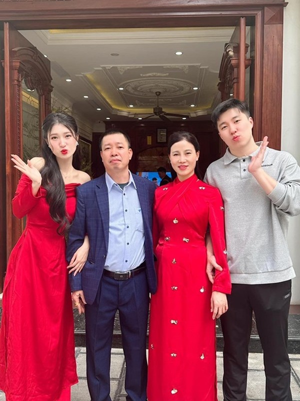 Nhan sắc trẻ đẹp của mẹ ruột Á hậu Phương Nhi Nhan sắc trẻ đẹp của mẹ ruột Á hậu Phương Nhi