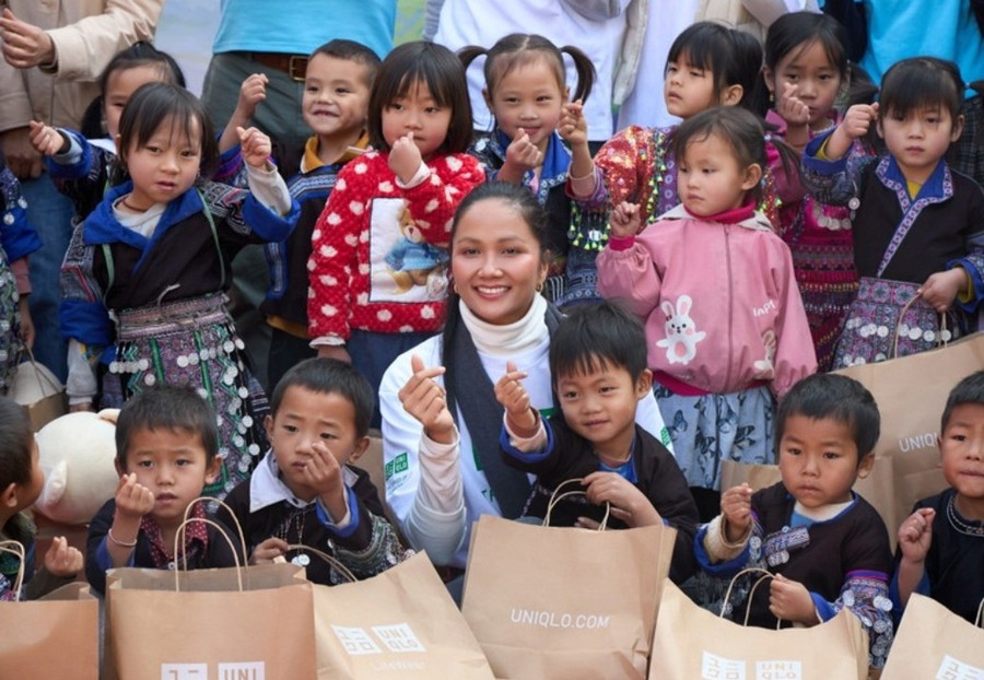 Hoa hậu H’Hen Niê giã và làm bánh dày cùng người dân Yên Bái