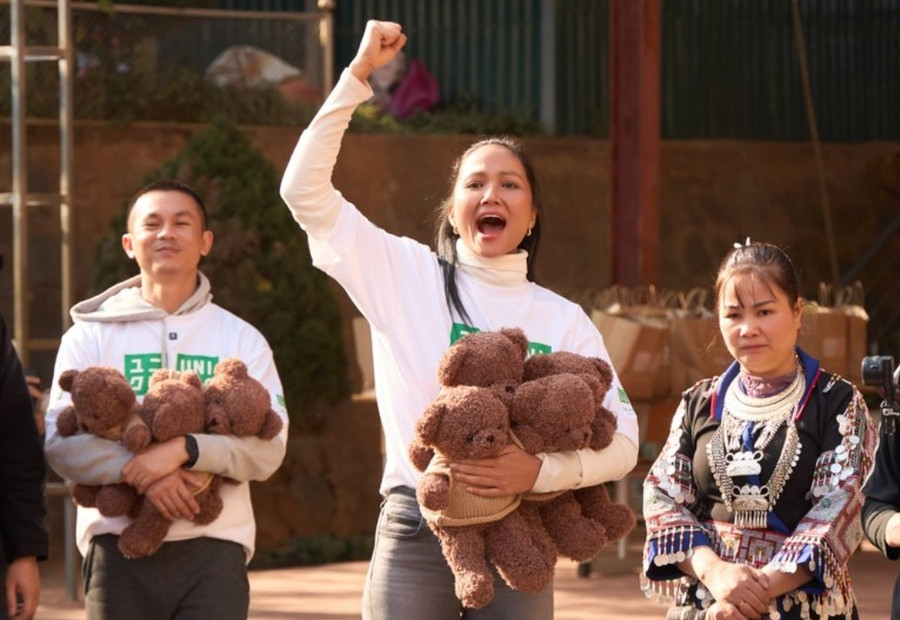 Hoa hậu H’Hen Niê giã và làm bánh dày cùng người dân Yên Bái