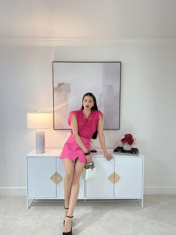 Phạm Hương làm bà chủ, ăn mặc sành điệu, xinh đẹp Phạm Hương làm bà chủ, ăn mặc sành điệu, xinh đẹp