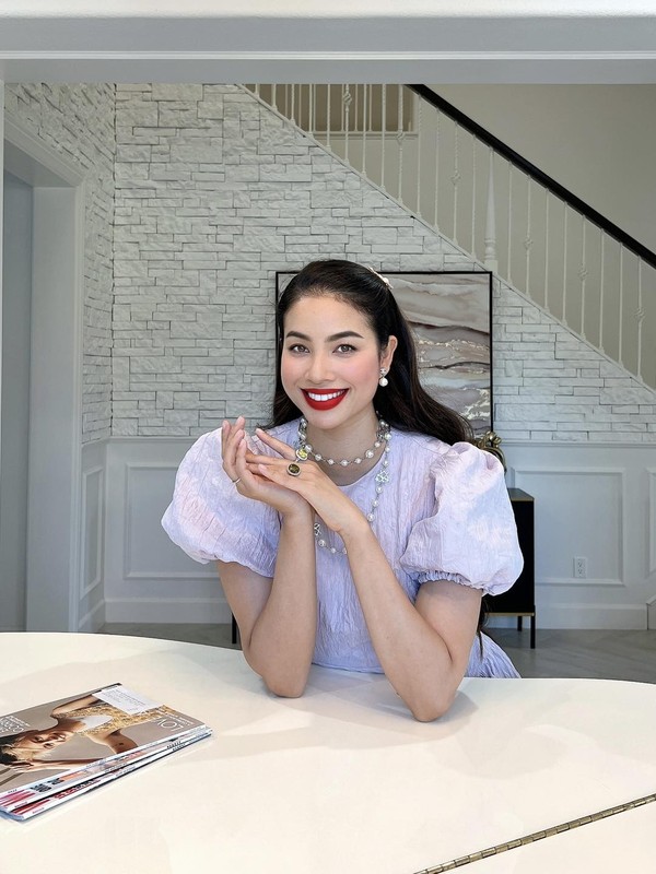 Phạm Hương làm bà chủ, ăn mặc sành điệu, xinh đẹp Phạm Hương làm bà chủ, ăn mặc sành điệu, xinh đẹp