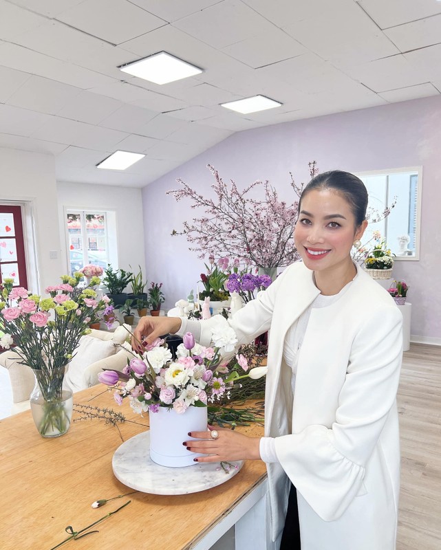 Phạm Hương làm bà chủ, ăn mặc sành điệu, xinh đẹp Phạm Hương làm bà chủ, ăn mặc sành điệu, xinh đẹp