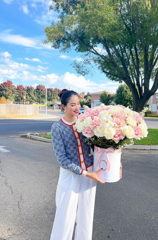 Phạm Hương làm bà chủ, ăn mặc sành điệu, xinh đẹp Phạm Hương làm bà chủ, ăn mặc sành điệu, xinh đẹp