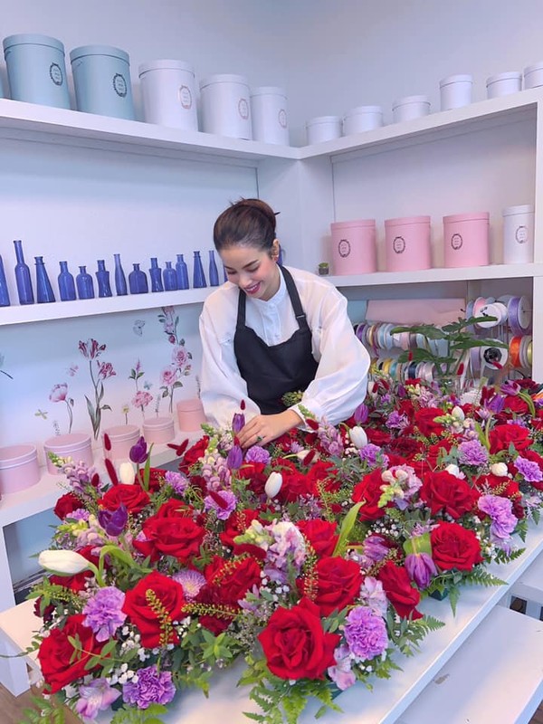 Phạm Hương làm bà chủ, ăn mặc sành điệu, xinh đẹp Phạm Hương làm bà chủ, ăn mặc sành điệu, xinh đẹp
