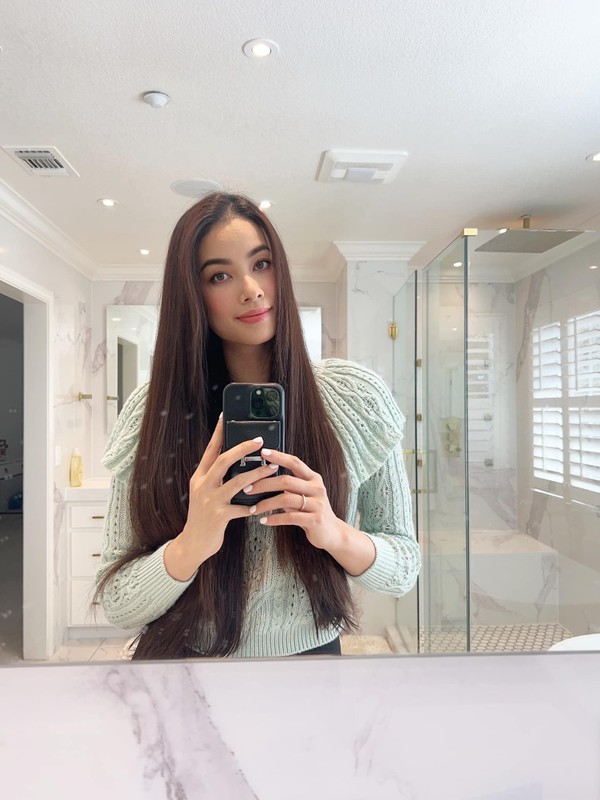 Phạm Hương làm bà chủ, ăn mặc sành điệu, xinh đẹp Phạm Hương làm bà chủ, ăn mặc sành điệu, xinh đẹp
