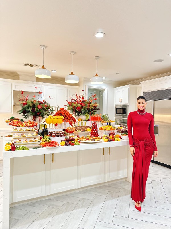Phạm Hương làm bà chủ, ăn mặc sành điệu, xinh đẹp Phạm Hương làm bà chủ, ăn mặc sành điệu, xinh đẹp