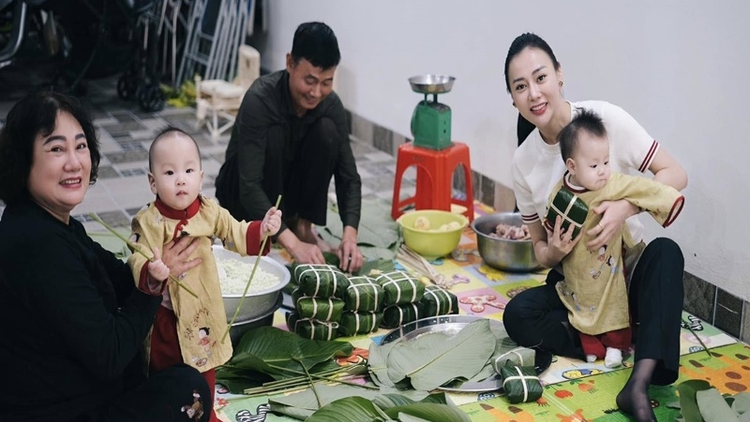 Phương Oanh khoe hai con diện áo dài ngồi xem gói bánh chưng