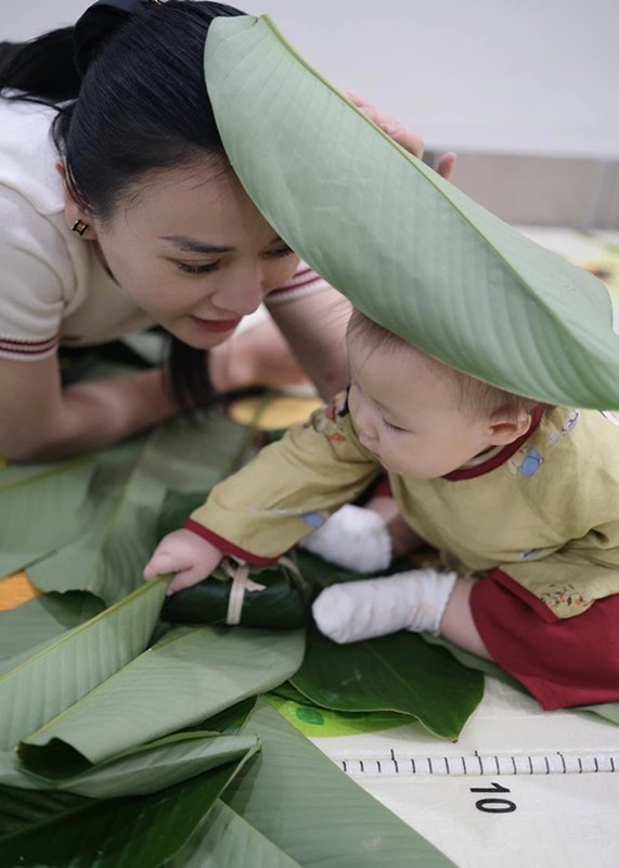 Phương Oanh khoe hai con diện áo dài ngồi xem gói bánh chưng