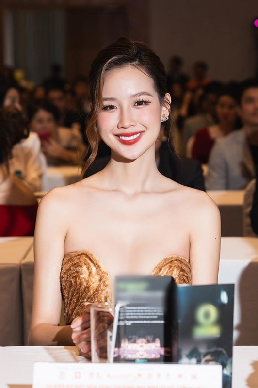 Hoa hậu cao nhất Vbiz đẹp gây mê, có học vấn “khủng“ Hoa hậu cao nhất Vbiz đẹp gây mê, có học vấn “khủng“