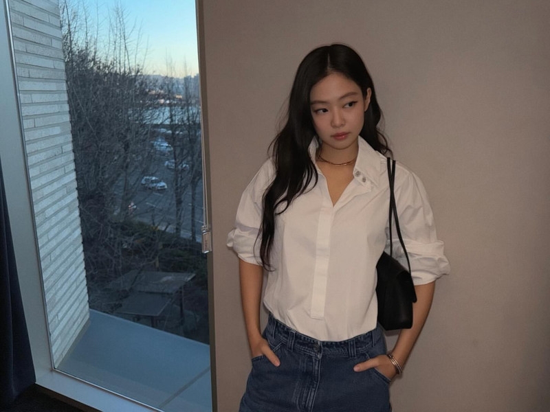Jennie (BLACKPINK) hóa thiếu nữ dịu dàng, chinh phục ánh nhìn với sơ mi trắng Jennie (BLACKPINK) hóa thiếu nữ dịu dàng, chinh phục ánh nhìn với sơ mi trắng