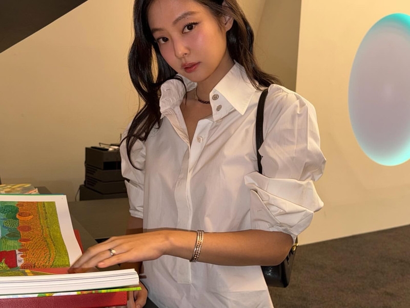 Jennie (BLACKPINK) hóa thiếu nữ dịu dàng, chinh phục ánh nhìn với sơ mi trắng Jennie (BLACKPINK) hóa thiếu nữ dịu dàng, chinh phục ánh nhìn với sơ mi trắng