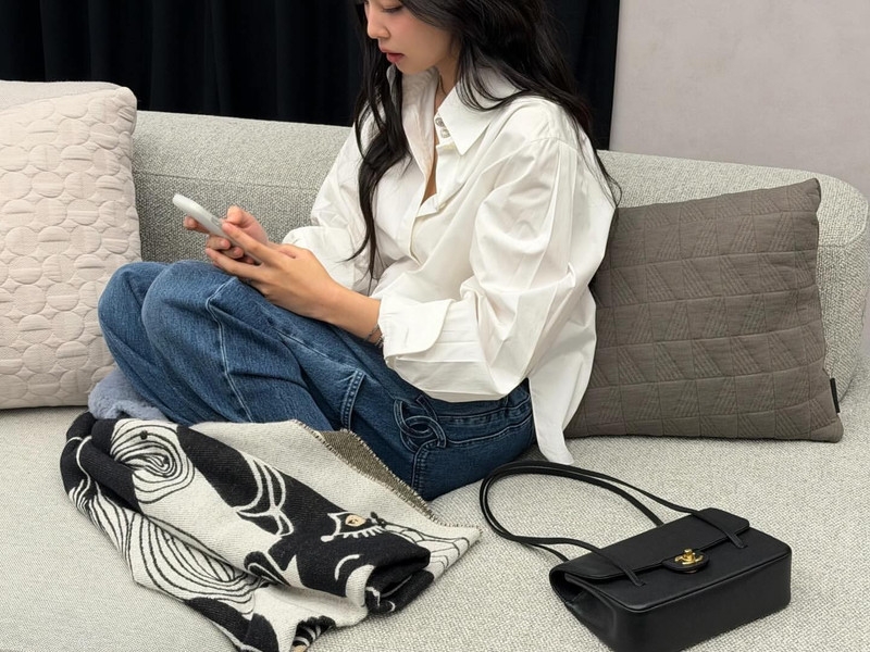 Jennie (BLACKPINK) hóa thiếu nữ dịu dàng, chinh phục ánh nhìn với sơ mi trắng Jennie (BLACKPINK) hóa thiếu nữ dịu dàng, chinh phục ánh nhìn với sơ mi trắng